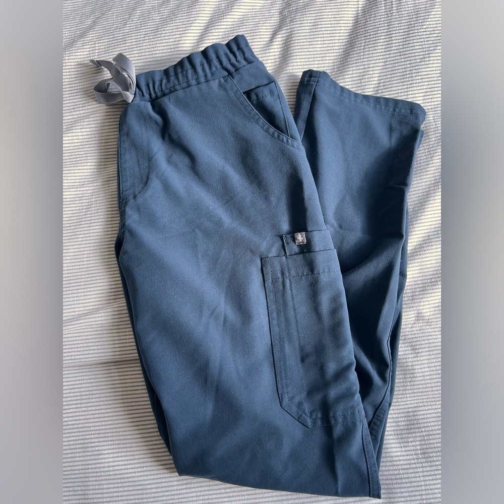 Figs Yola Scrub Pants in Dark Harbor size Small